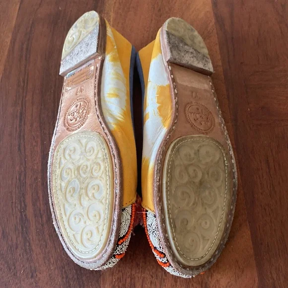 Beautiful trendy ballerina flat with timeless appeal. Size 6. - Picture 5 of 6